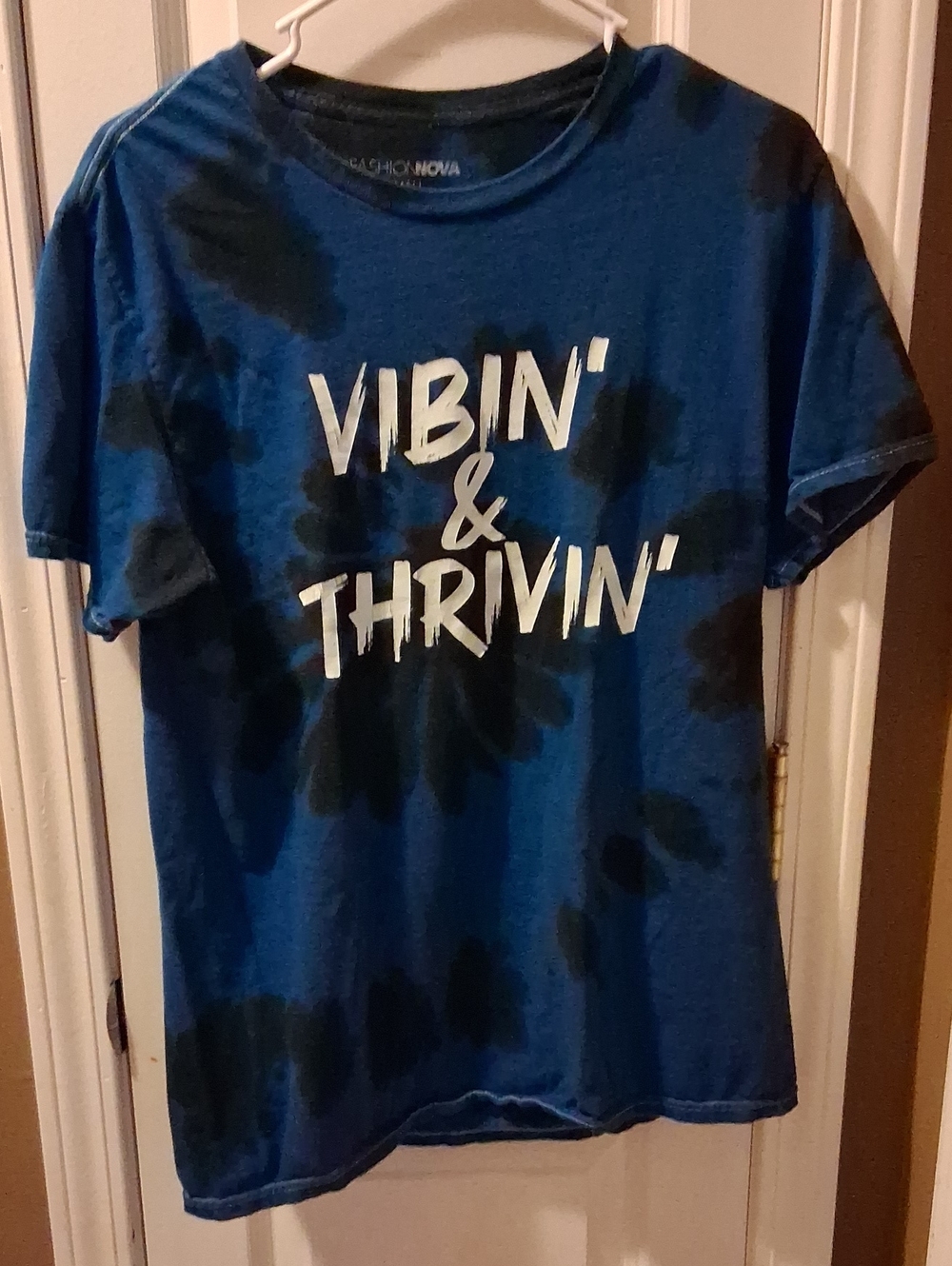 Fashion Nova Blue & Black Tie-Dye "VIBIN' & THRIVIN'" Graphic Tee